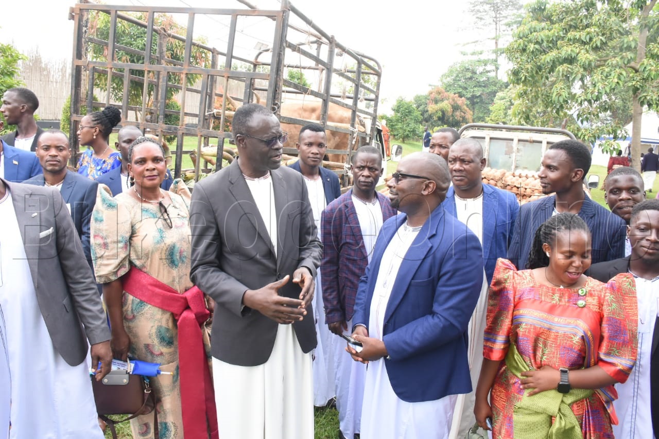 Omukubirizza w'Olukiiko lw'Abataka abakulu b'ebika Augustine Kizito ng'aliko byanyumya ne Denis Bugaya 