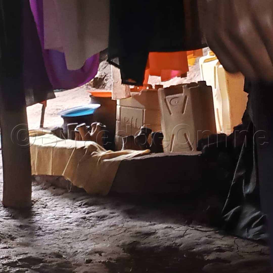 Ebimu Ku Bintu Ebiri Munda Mu Ssabo Nazziwa Lye Yakola.