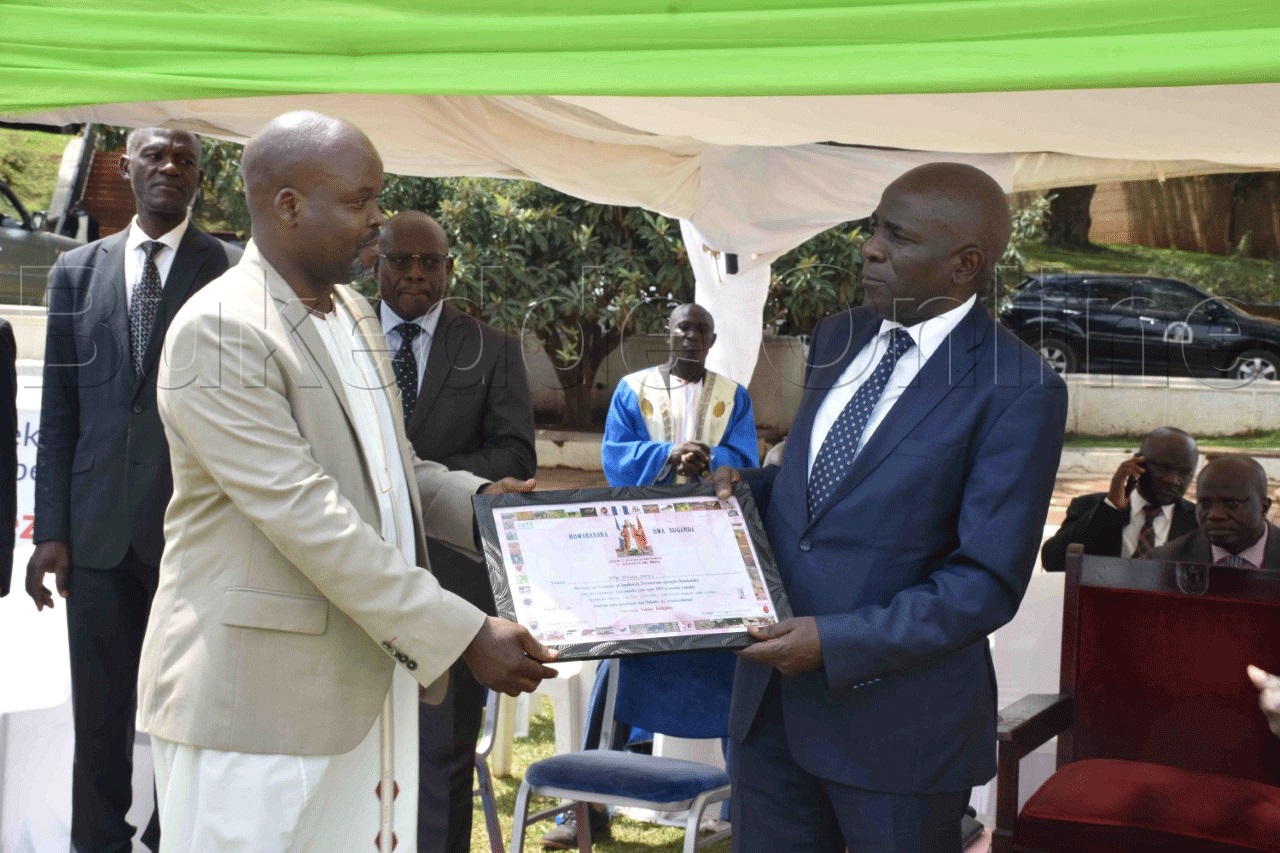 Abaleese oluwalo nga bafuna certificate