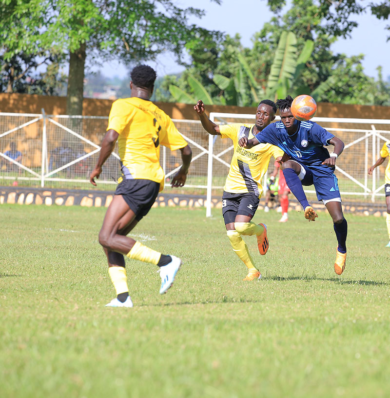 Steven Kabuye owa Police FC (wakati) ng'attunka n'aba Young Elephants FC