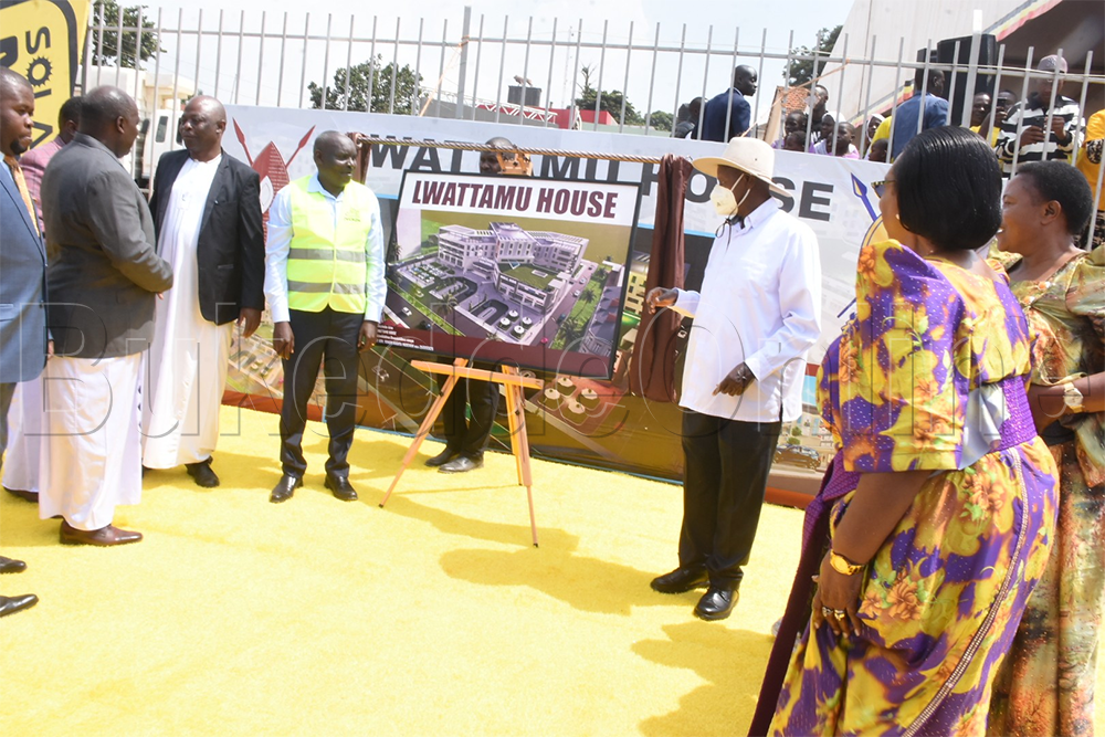 Pulezidenti Museveni ng'atema evvuunike ku Kizimbe ky'Abataka