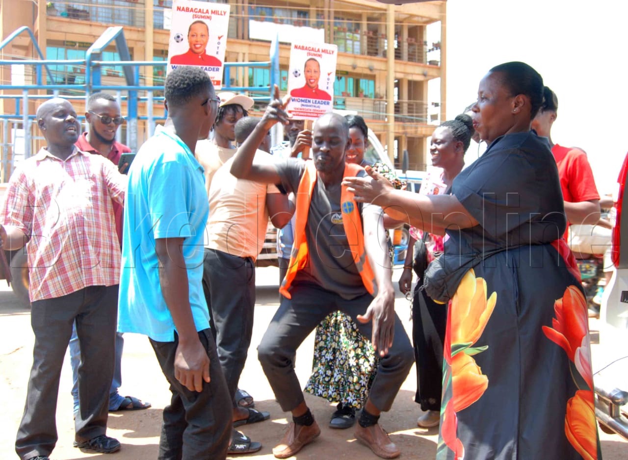 Nabaggala akutte akazindaalo ku ddyo nga ali n'abawagizi be