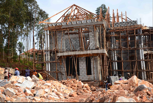 Ezimu ku nnyumba ezizimbiddwa ku ttaka erikaayanirwa