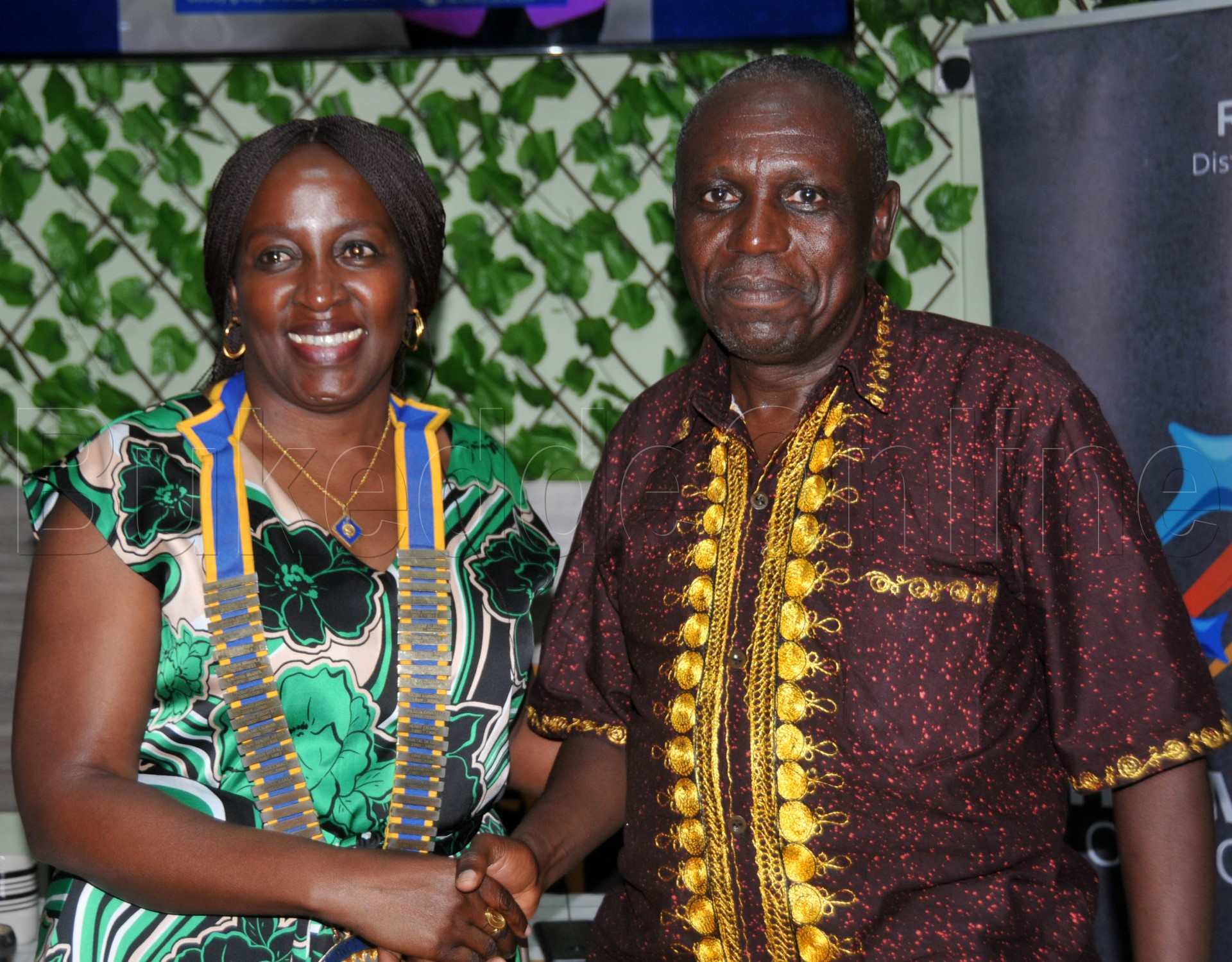 Munnamawulire wa Rotary Club ye Kanyanya Geoffry Kulubya ng'ali ne Anne Nkutu