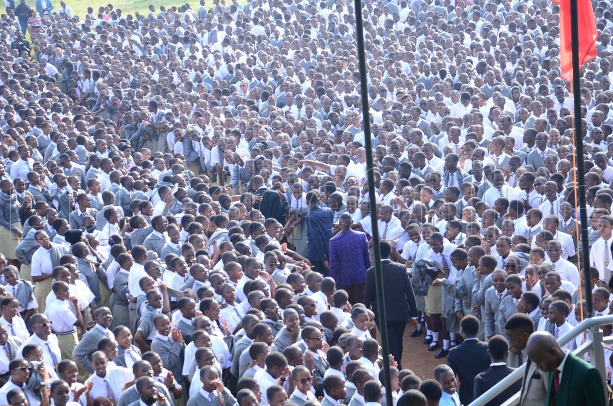 Abayizi ba Mengo SS nga bakuliaa bannaabwe bwebabadde bayitawo mu nyiriri ku Assembly