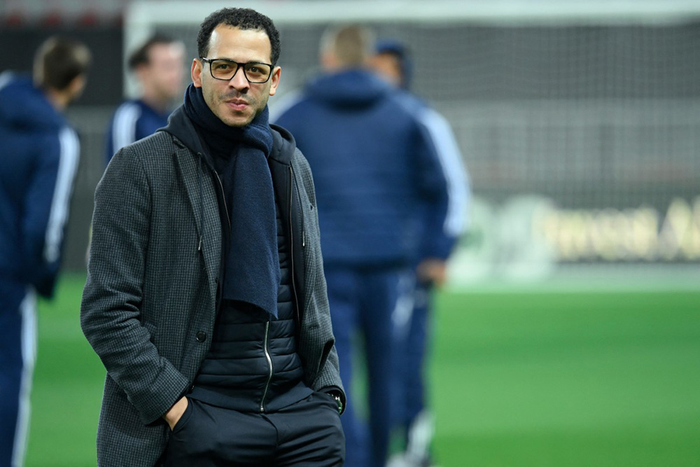 Strasbourg's British head coach Liam Rosenior looks on ahead of the French L1 football match between OGC Nice and RC Strasbourg Alsace at the Allianz Riviera Stadium in Nice, south-eastern France, on January 3, 2026. (Photo by Frederic DIDES / AFP)