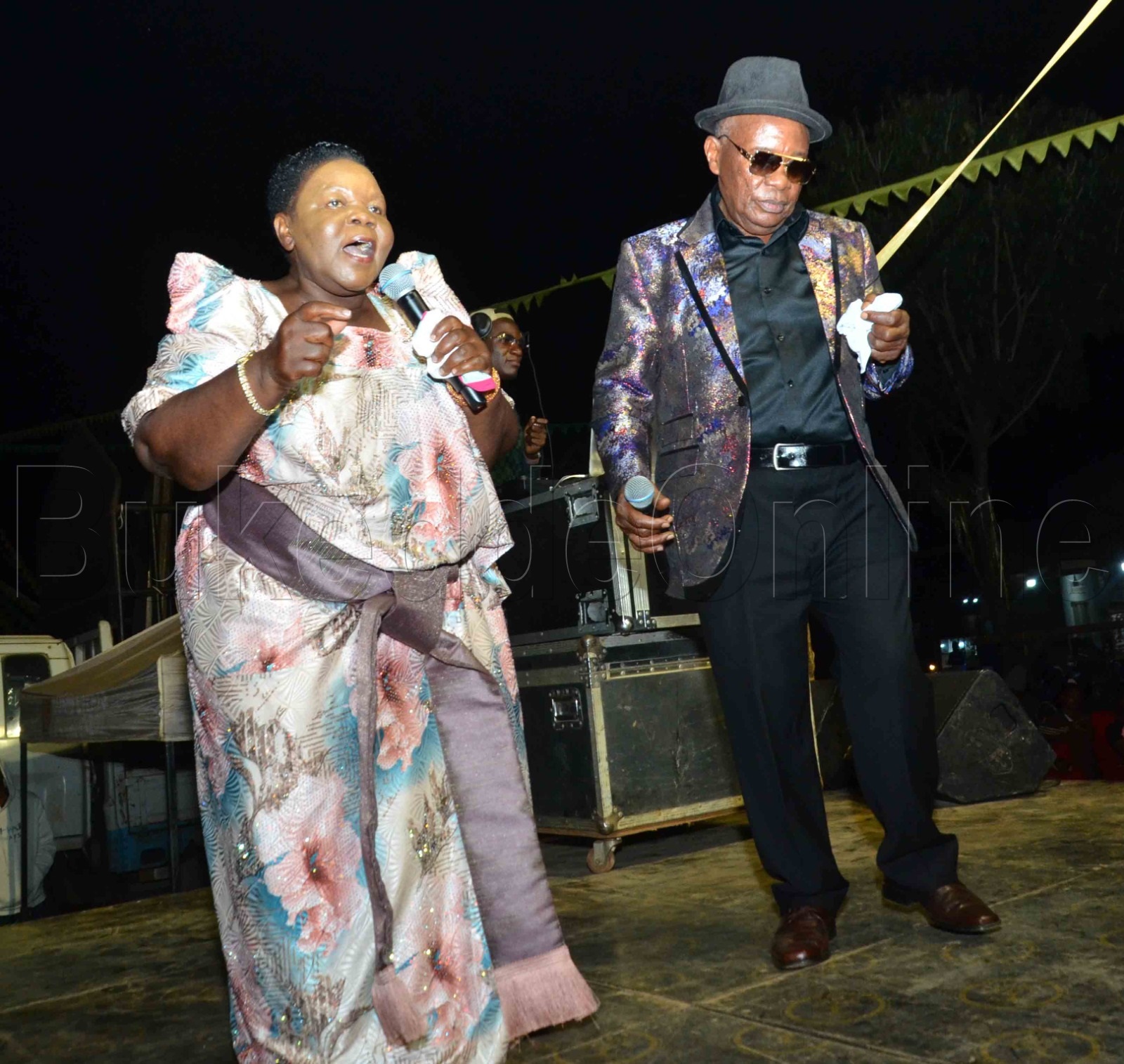 Lord Fred Ssebatta ng'ali ku stage