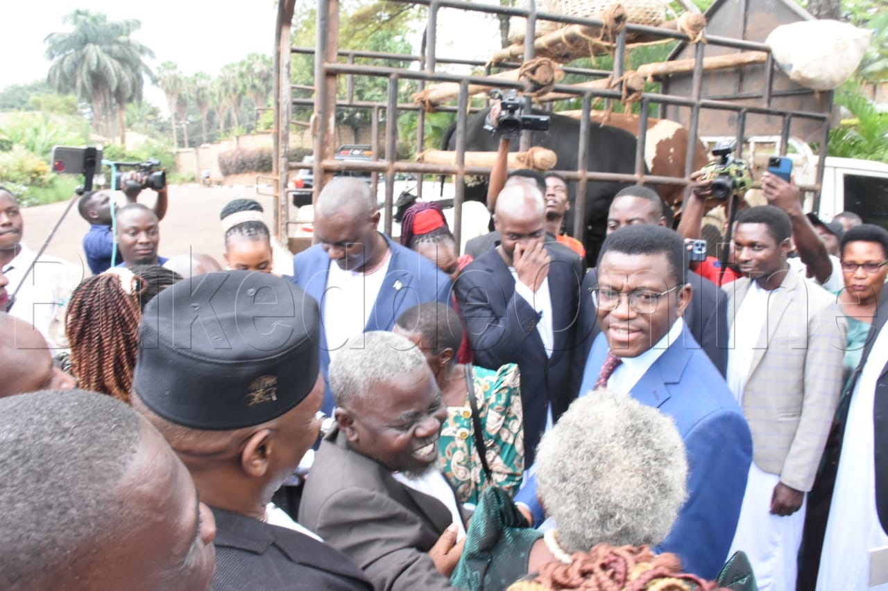 Katikkiro ng'ayaniriza ab'olugave e mbuga
