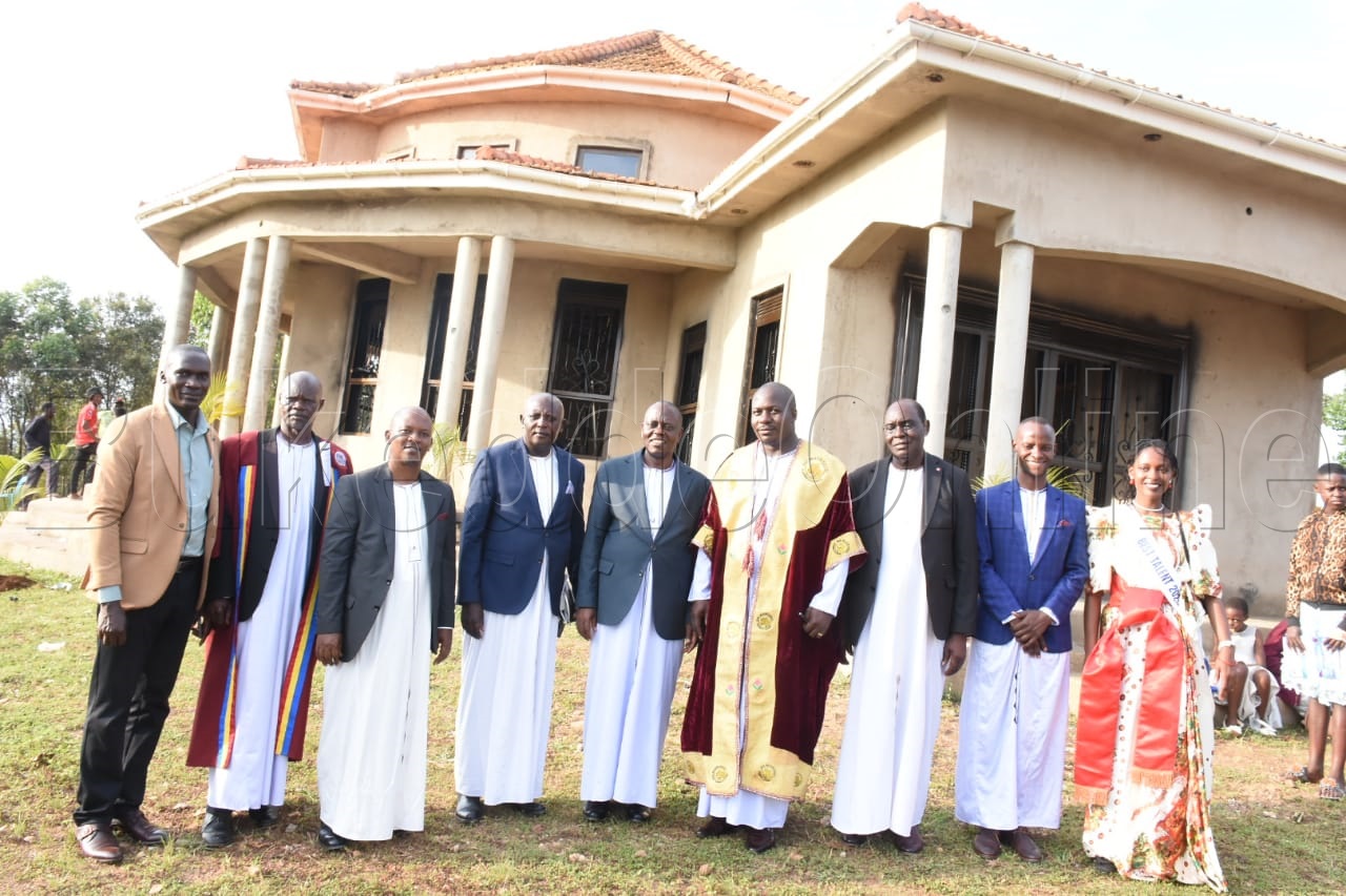 Minisita Dr Wamala(wakati), Omutaka Muteesasira nga Bali mu maaso g'enju ezimbibwa ku Butaka bw'ekika ky'engo