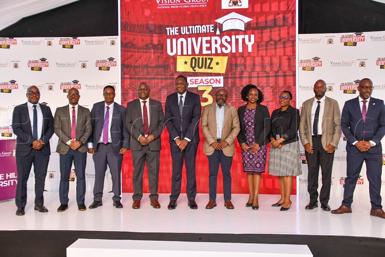 Abakozi ba Vision Group wamu n'abakungu ba Bank mu kifaananyi eky'awamu