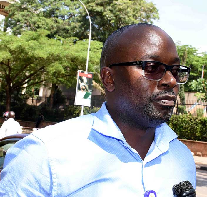 Omwogezi wa Buganda Land Board munnamateeka Deni Bugaya ng'annyonnyolo kubigenda mu maaso 