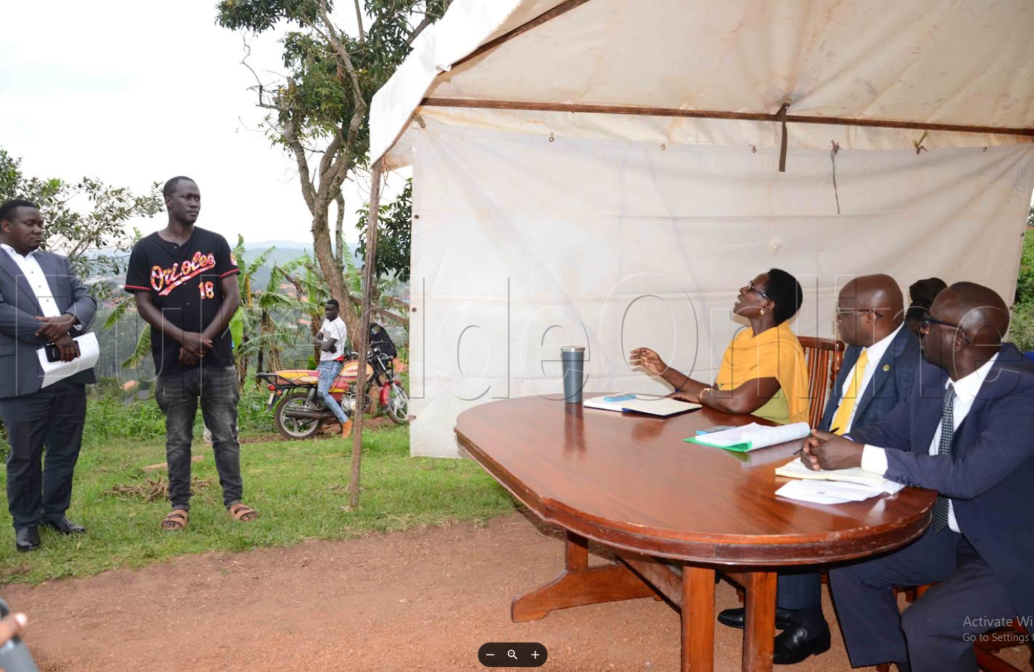 Phiona ng'agonjoola enkaayana z'ettaka