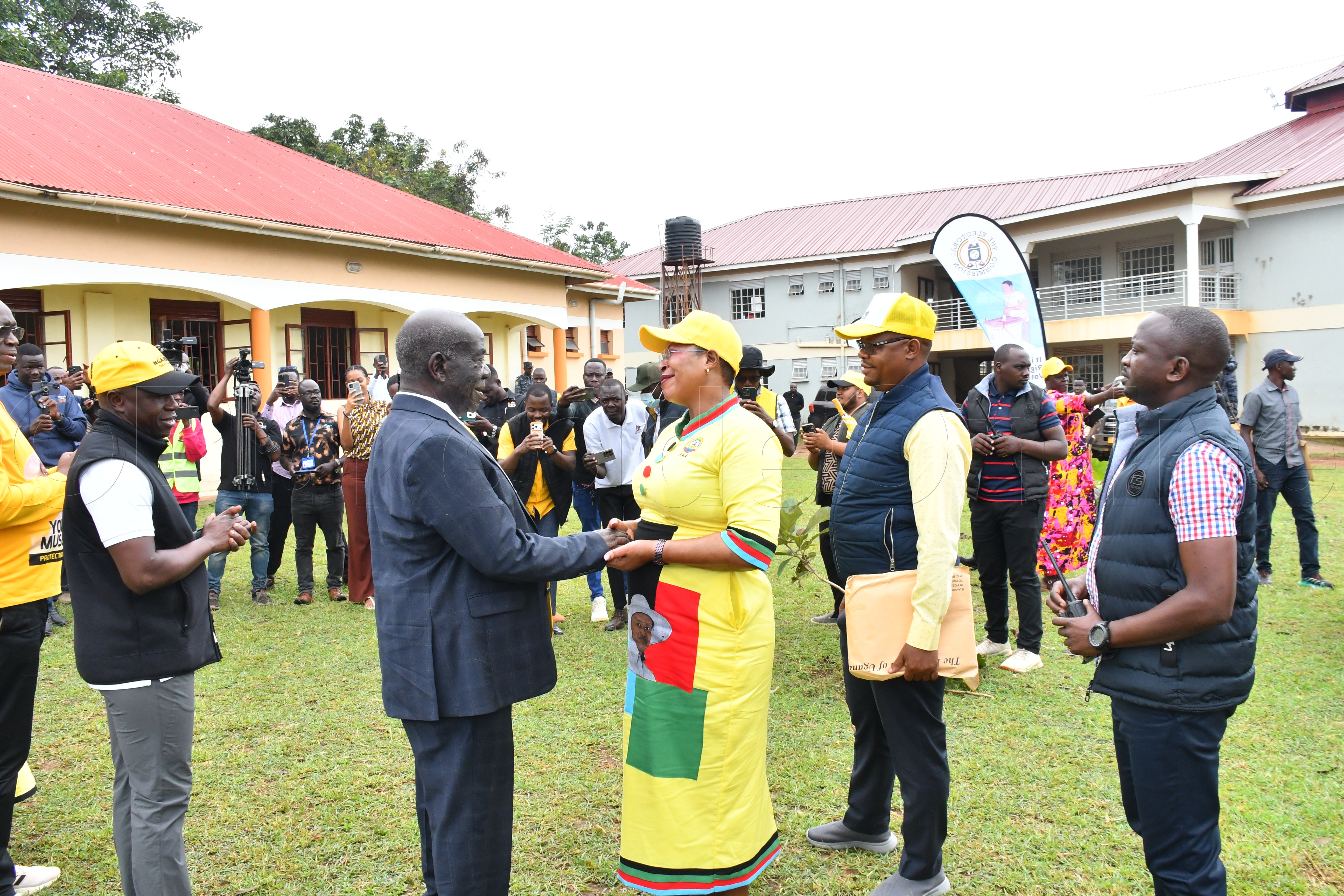 Ssekandi (ku kkono) ng'ayaniriza Among we yabadde atuuse okusunsulibwa