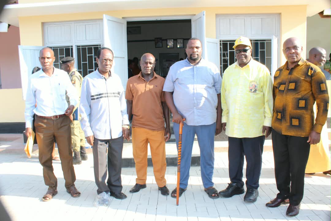 Omulondozi w'emirimu gya gavumenti mu ofiisi ya pulezidenti Yiga Kisa Kyamukama wakati ate ku mabbali ye Katwere ne Mukatuliki abalwanira ekifo Kya ssentebe w'ekyalo kya Kanoni e Gomba