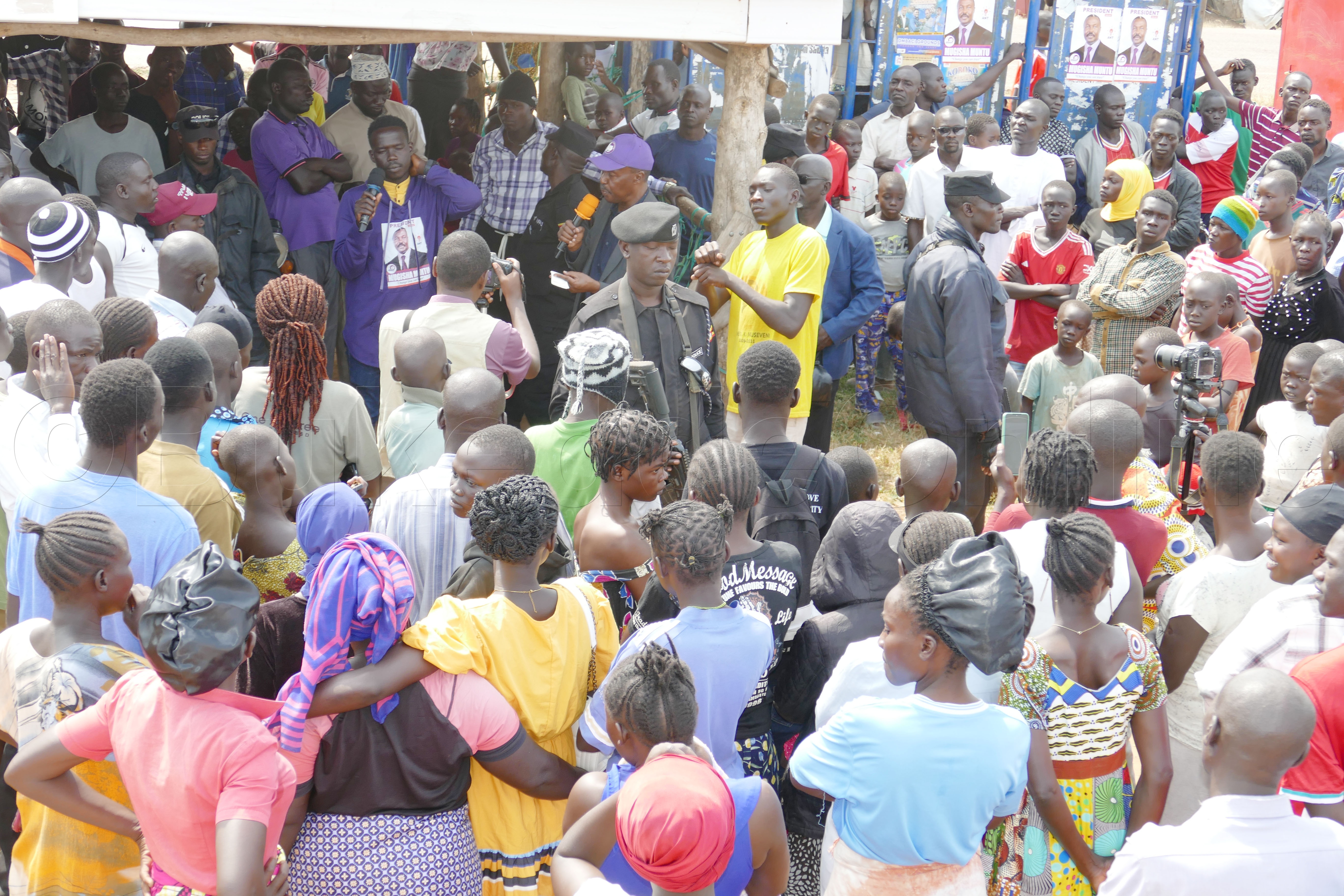 Muntu ng'ayogerako n'abatuuze b'omu West nile