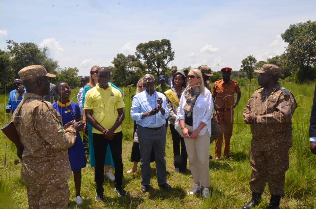 Lisa Chesney omukungu we Bungereza , Dr James Musinguzi akulira UWA, Minister we by'obulambuzi Martin Mugara wamu ne Hon Tom Butime nga bali mu Zziwa Rhino sanctuary awakuumibwa Enkula.