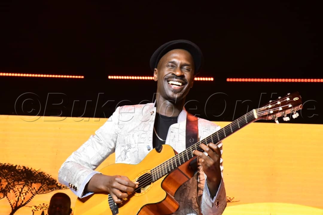 Michael Ouma omukubi w'endingidi nnakinku naye yabaddeyo ng'alaga obumanyi bwe