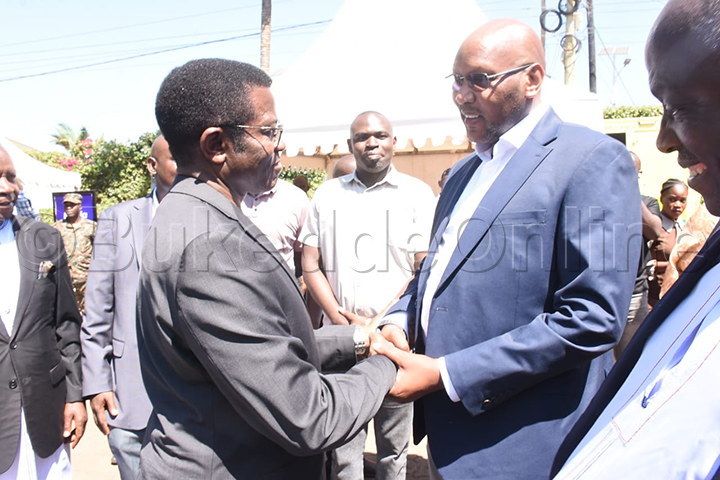 Omuhikirwa Rwomire Akiiki nga ayaniriza Ktikkiro Charles Mayiga