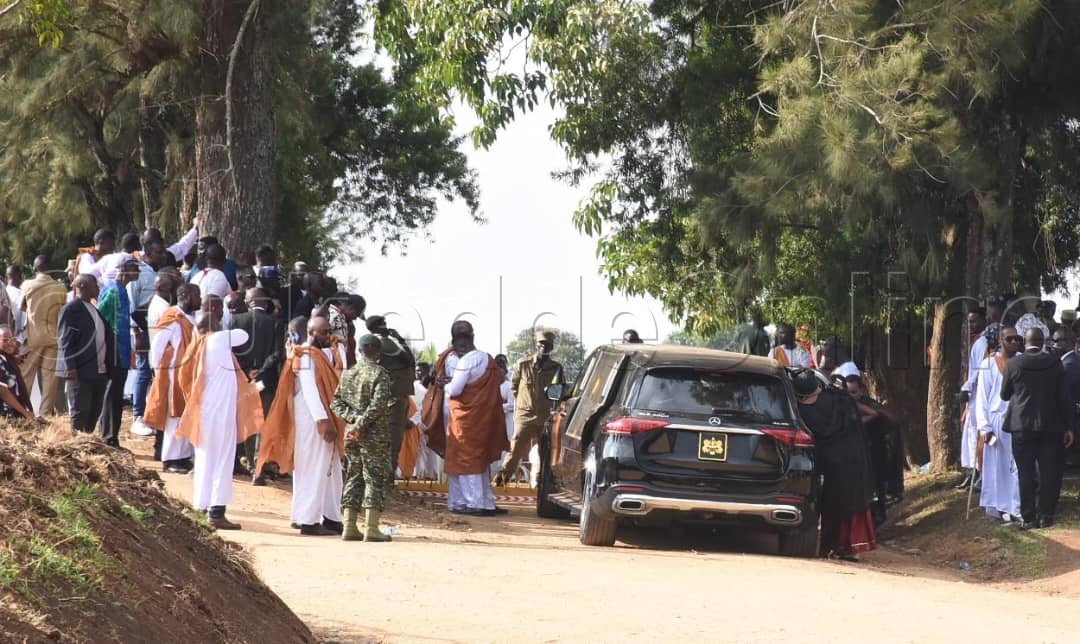 Mmotoka ya maama Best Kemigisa bw'ebadde egaaniddwa okuyingira gye babadde bagenda okutereka Omukama