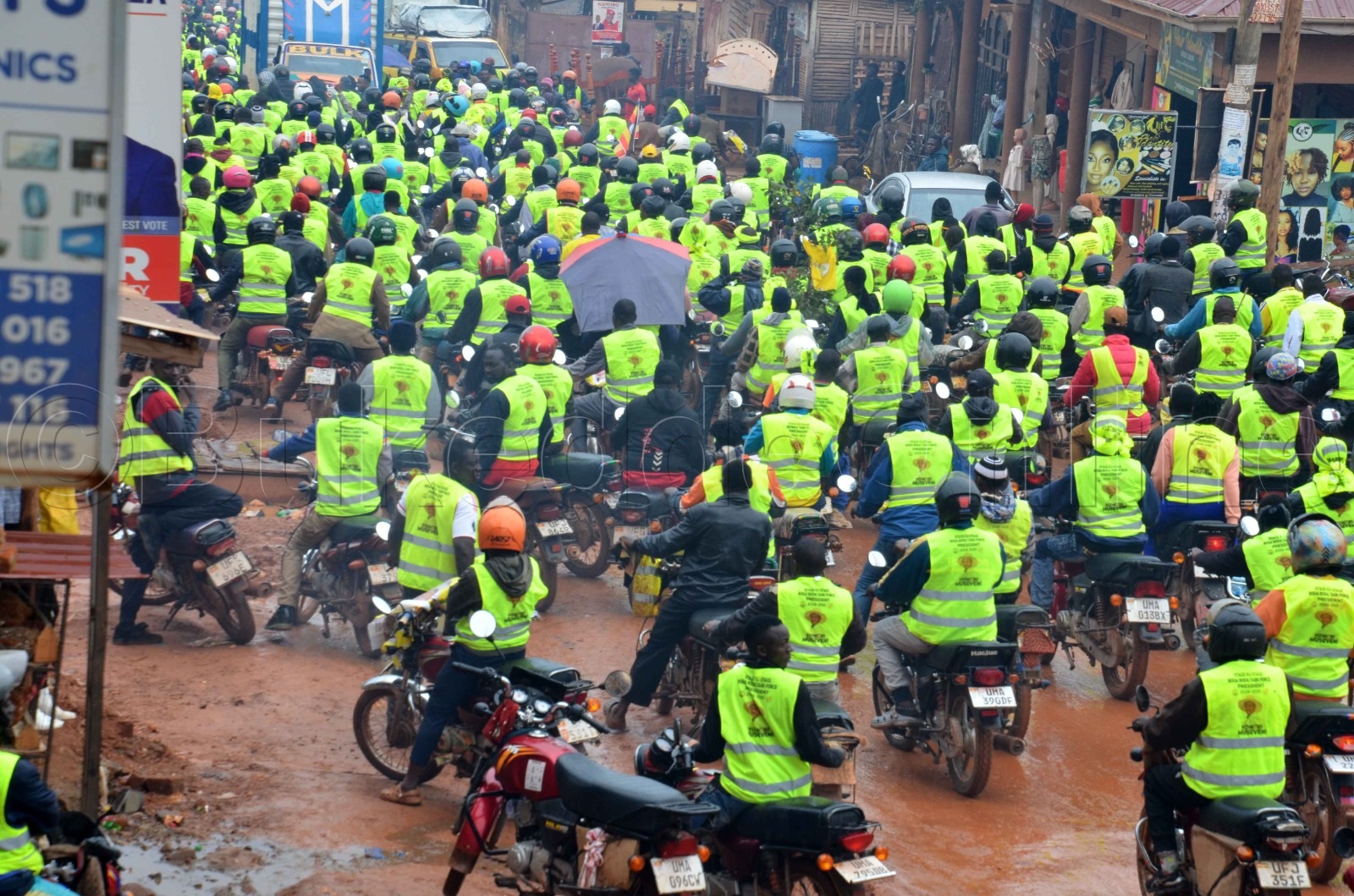 Wano nga bakwatiridde ku kkubo ly'e Nabweru bayisa ebivvulu. 