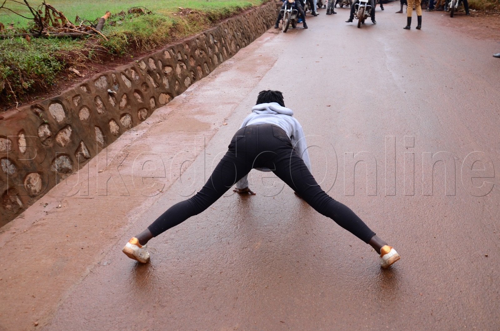 Abamu ku bawagzi ba Nkwanga nga basala omuziki