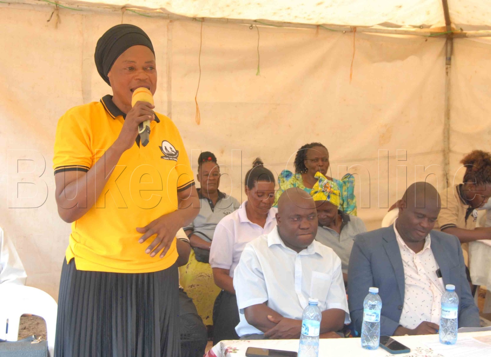 Ssentebe wa Sacco, Hasifah Nakandi Mukiibi (ku kkono) nga ayogera