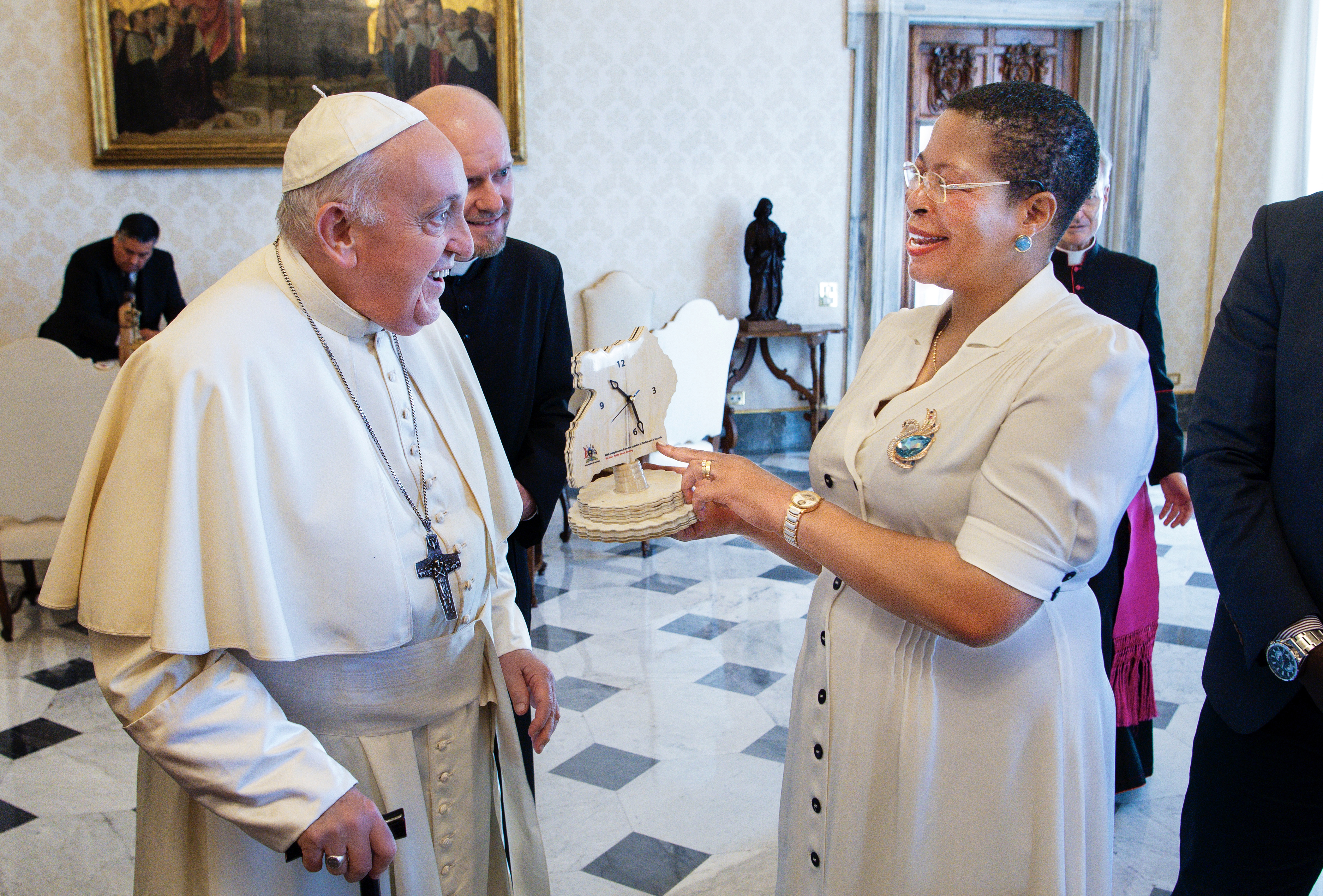 Sipiika Among ng'awayaamu ne Paapa.