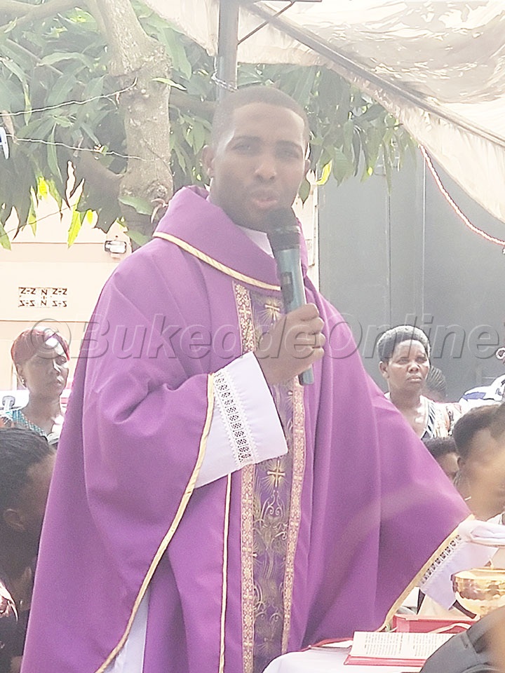 Fr. Edward Ssonko Okuva Mu Kigo Kya St. Matia Mulumba Jjokolera, Eyakulembeddemu Ekitambiro Ky’emmisa Eyategekeddwa Okusabira Omwoyo Gwa Nsamba