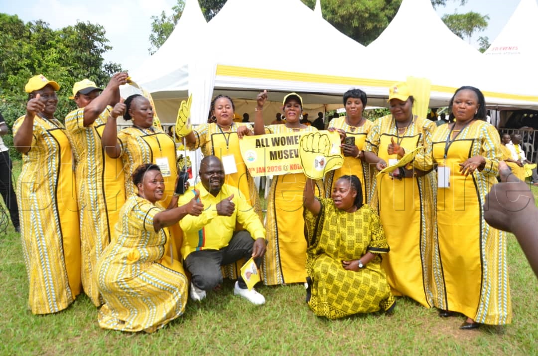 Abakyala ba Nrm nga basanyukira Mzee