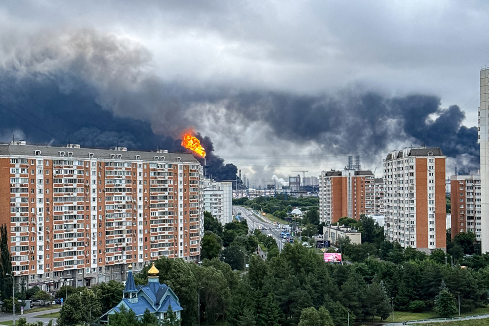 Black smoke rises from the area of the Russian oil producer Gazprom Neft's Moscow oil refinery on the south-eastern outskirts of Moscow on June 18, 2026. Moscow was fending off a "large-scale" drone attack from Ukraine, with several drones reaching an oil refinery, the city's mayor Sergey Sobyanin said early on June 18, 2026. (Photo by AFP)