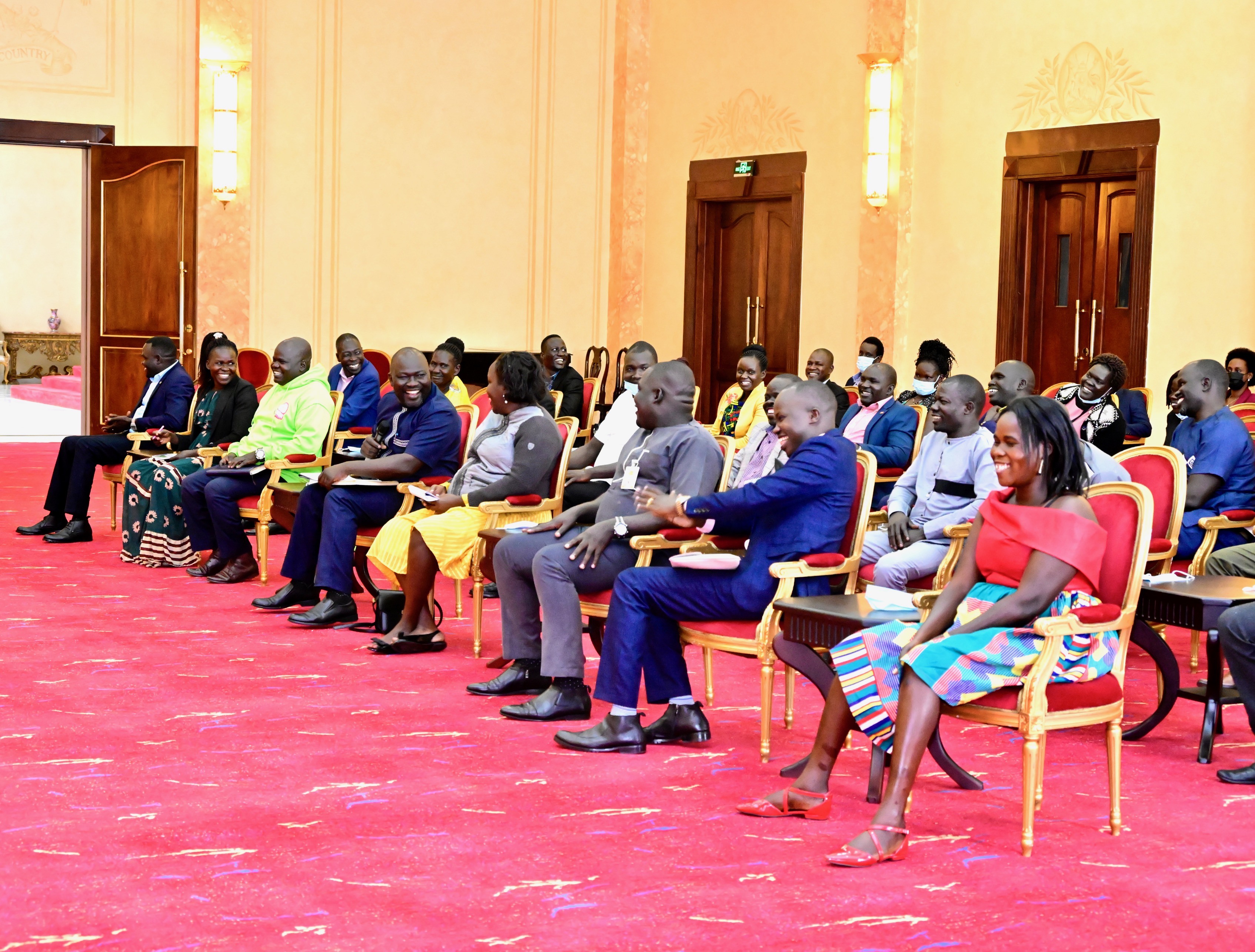 Abeebembezi ba disiturikiti eya Amuru barikubuganaho Purezidenti Yoweri Museveni aha maka g'obwa Purezidenti, Entebbe Orwakabiri ebiro 07/11/2023.