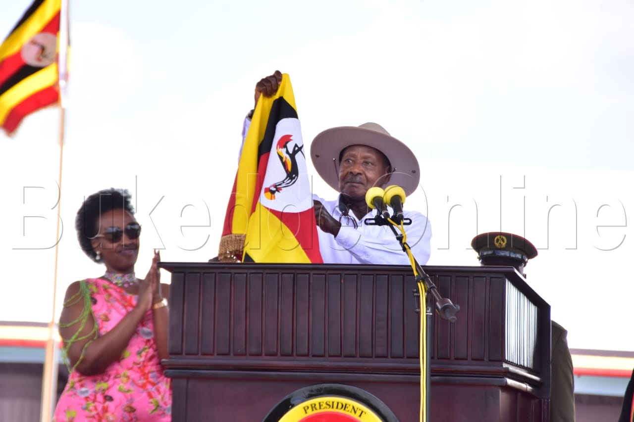 Pulezidenti ng'akwasibwa Bendera ya Uganda