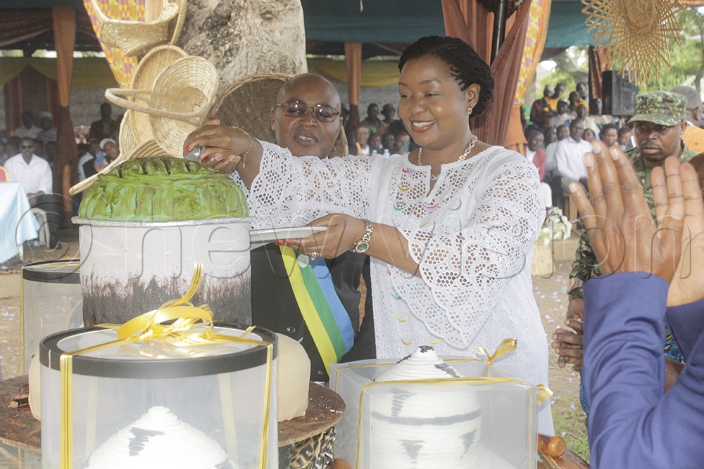Queen Agness Ithungu Asiimawe slicing a cake, which she later shared with her people in celebration of her Birthday. (Credit: Samuel Amanyire)