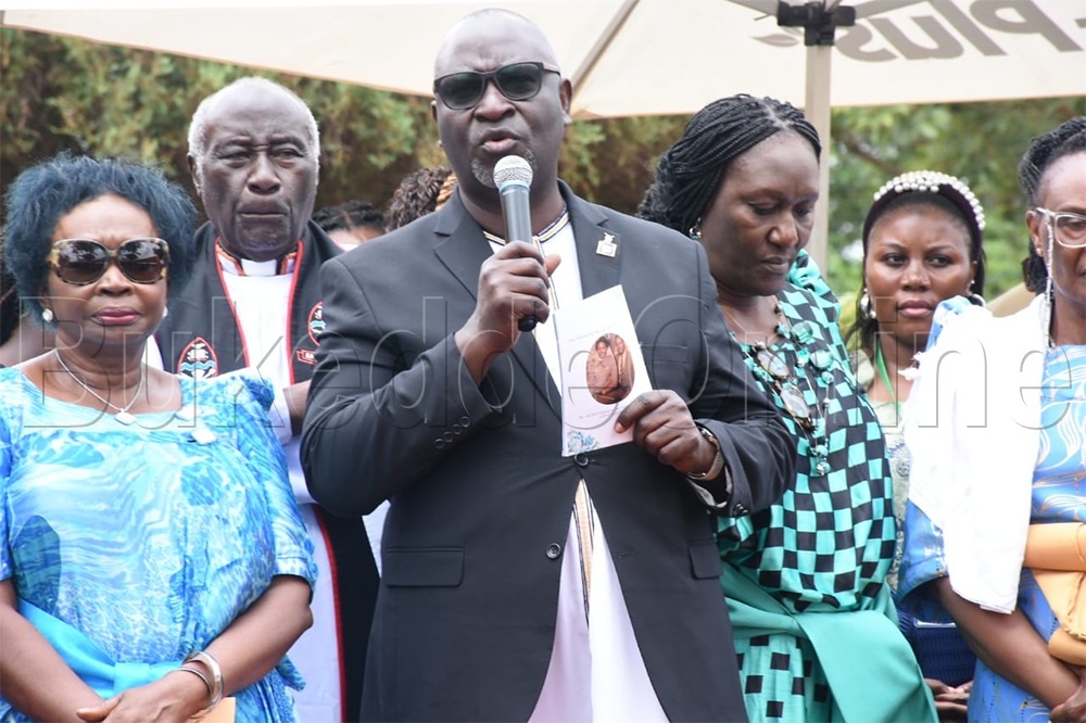 Ow'ekitiibwa Waggwa Nsibirwa ng'ayogera ku lwa Buganda