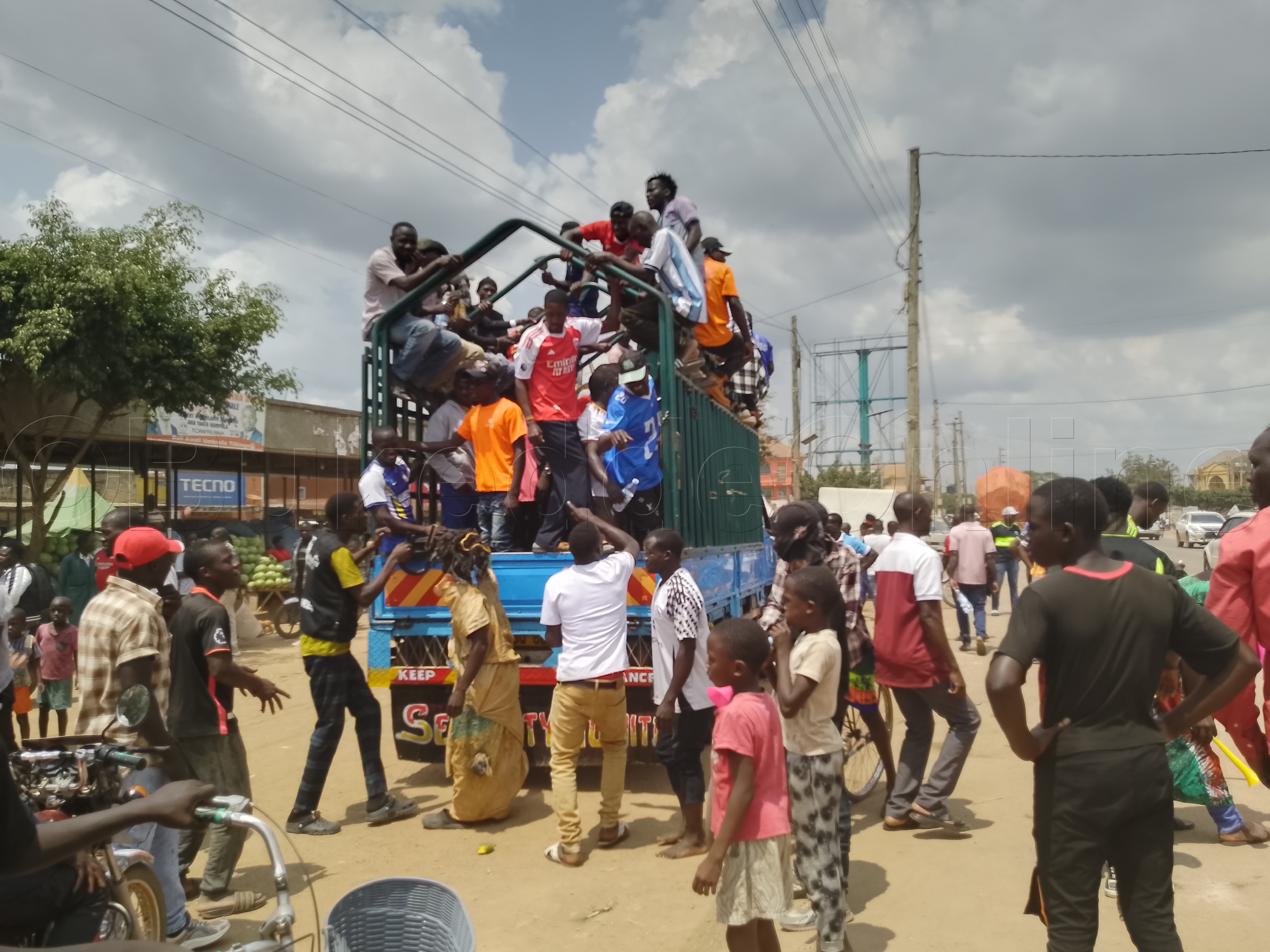 Wano baabadde batuuka mu kibuga Kasana ku mmotoka ekika kya loole gye bajjiddeko.