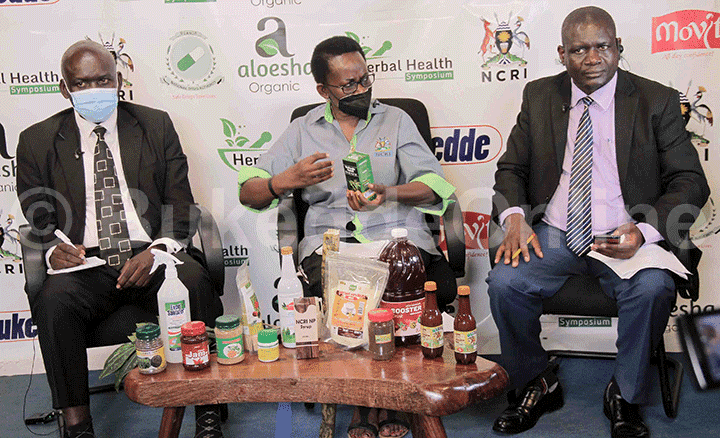 Dr Francis (ku kkono), Dr Nambatya ne Mwami Weeraga mu musomo gw'eddagala ly'obutonde mu situdiyo