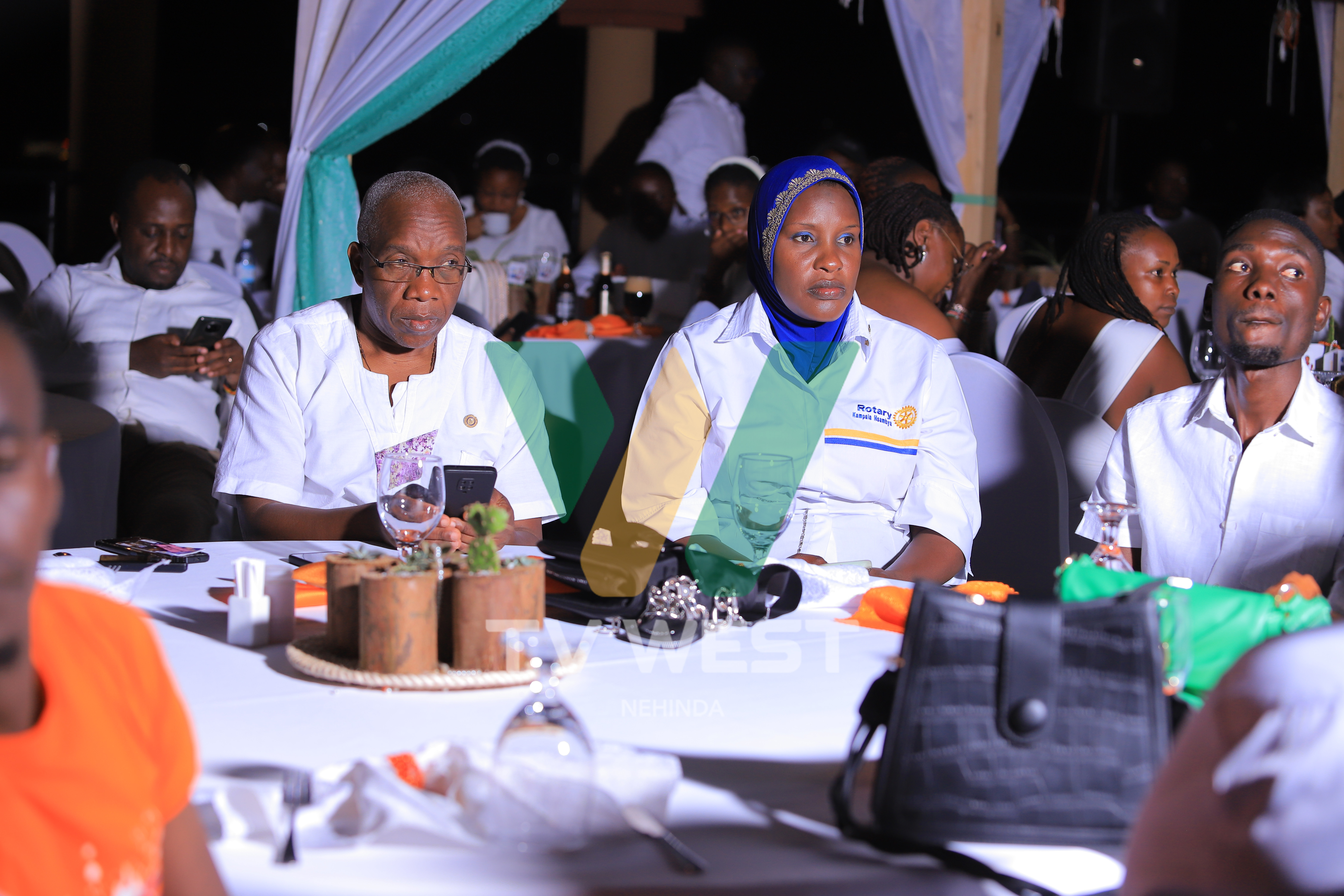 Bamwe ahaba Rotary kuruga omu Rotary Club Of Mbarara Ranchers abahikire ahamukoro gw'okwemeka Purezidenti wa 4 ahari Las Vegas Hotel omururembo Mbarara City. PHOTO: Adolf Ayoreka