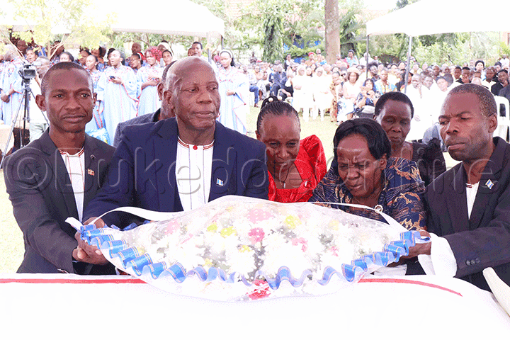 Bazadde ba Fr.Lubanga taata ne maama Lawrence Mukasa n'abooluganda nga baganziika ekimuli 