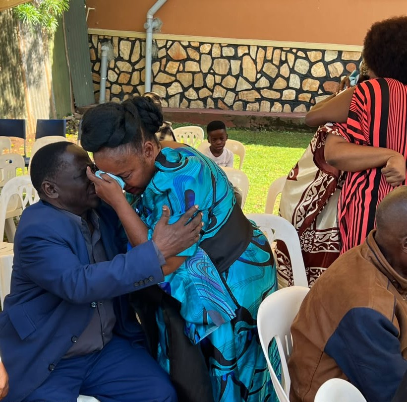 Singer Joanita Kawalya ( Blue Busuuti) breaks down and is consoled by another mourner 