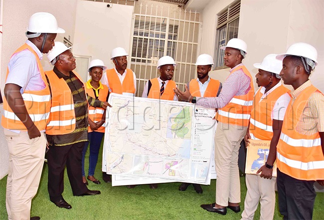 Omugagga Kirumira ng'ali n'abakungu abakulira amafuta