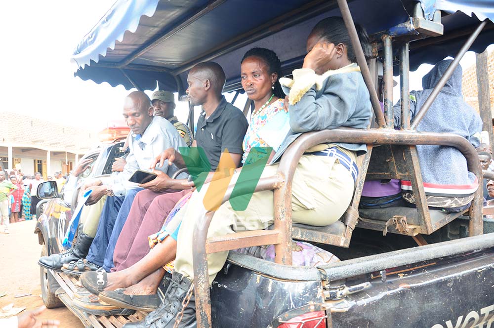 Orikuteekateekwaho kuba aitsire iba, Lydia Ssengiyuva owa kabiri omukono gwa buryo yaheza kukwatwa Pooriisi ya Kagadi arikutwarwa aha Pooriisi enkuru eya Kagadi. Photo by Andrew Musinguzi