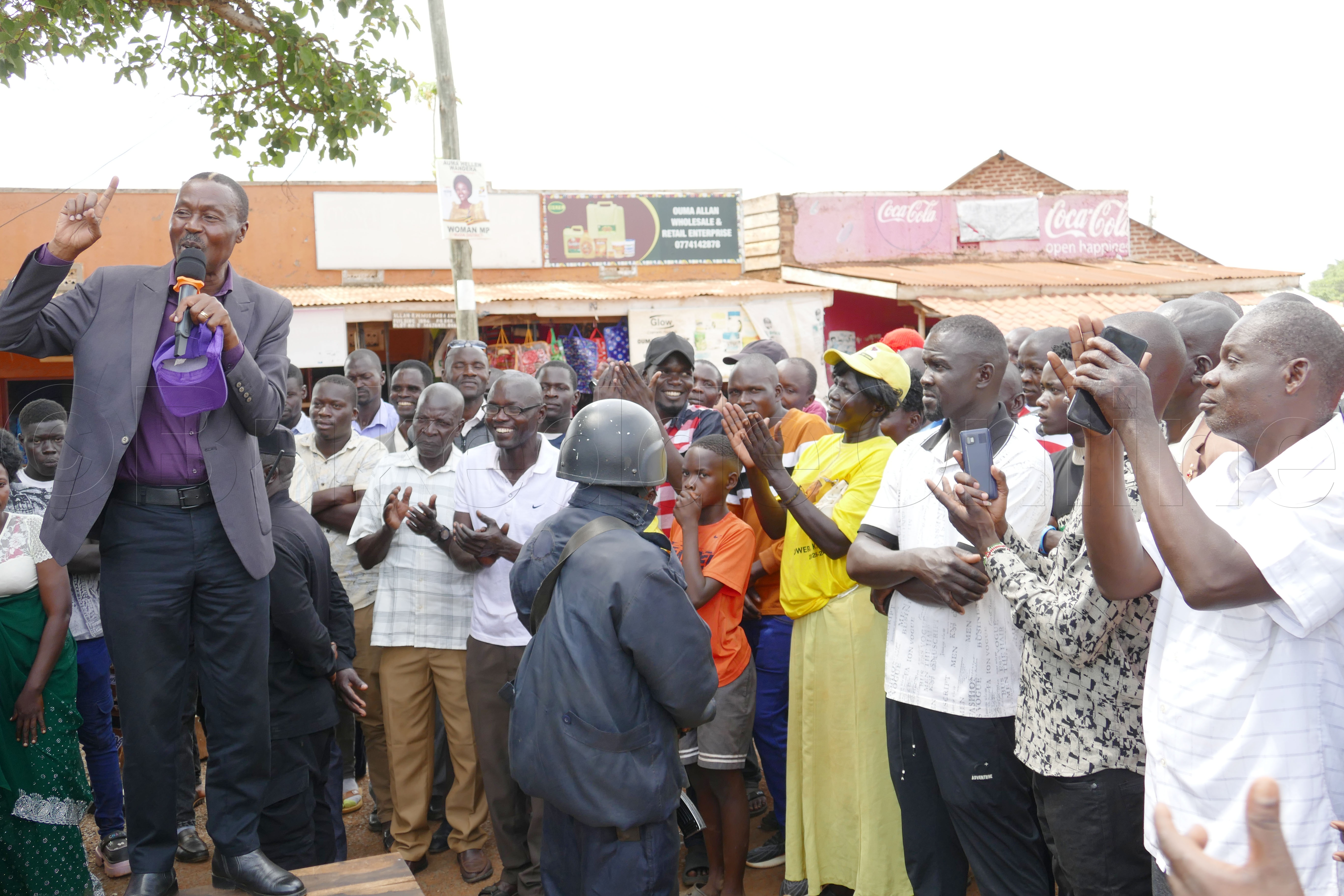 Abantu nga bawuliriza Muntu ng'ayogera.