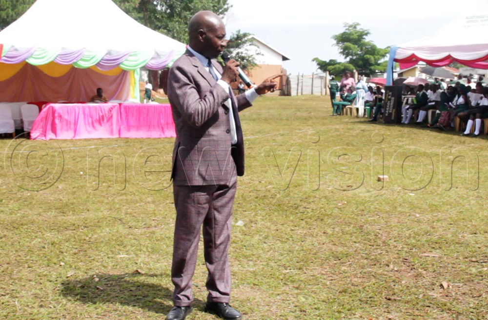Ramadan Nyondo Barongo, the UNEB Buyaga Area Supervisor and Headteacher of Kagadi Secondary School, briefing S.4 candidates. (Photo by Andrew Musinguzi)