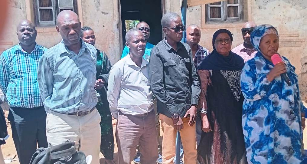 Jennifer Nassimbwa Omumyuka Wa RDC e Kawempe  N'abamu Ku Bakozi Mu Ofiisi Ya Rdc Nga Boogerako Eri Abakungubazi E Masaka Omugenzi Gye Yazikiddwa (1)