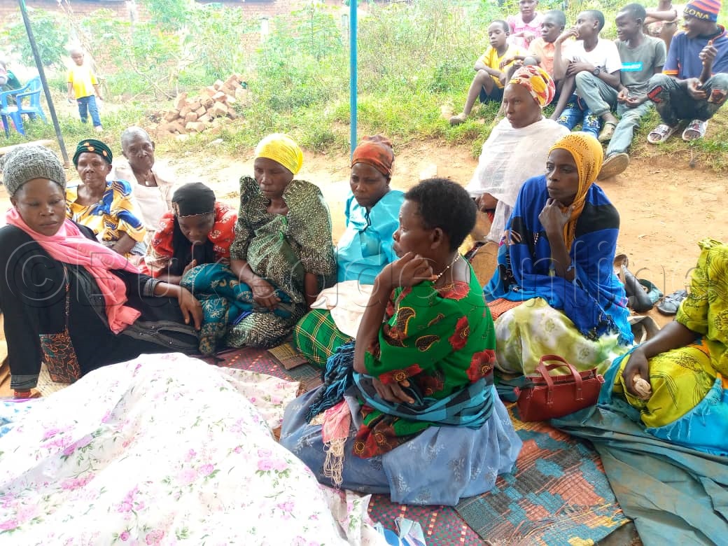 Abakungubazi mu lumbe nga basobeddwa.