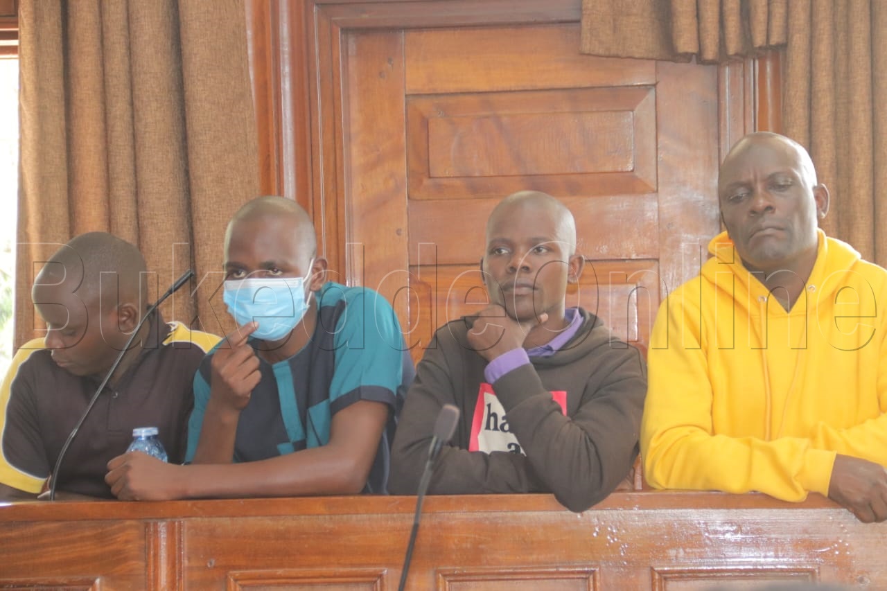 Hassan Nalukoola ayambadde jjampa eya kyenvu, Zubair Matovu,Elly Tumwebaze ne Ahmada Musanje mu kaddukulu ka kkooti