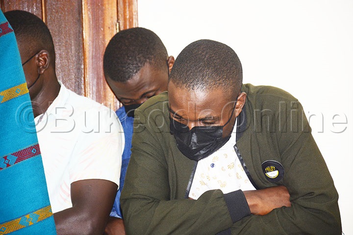 Omuwawaabirwa Omulala Ng'awuliriza Bwe Baabadde  Bamusomera Omusango.