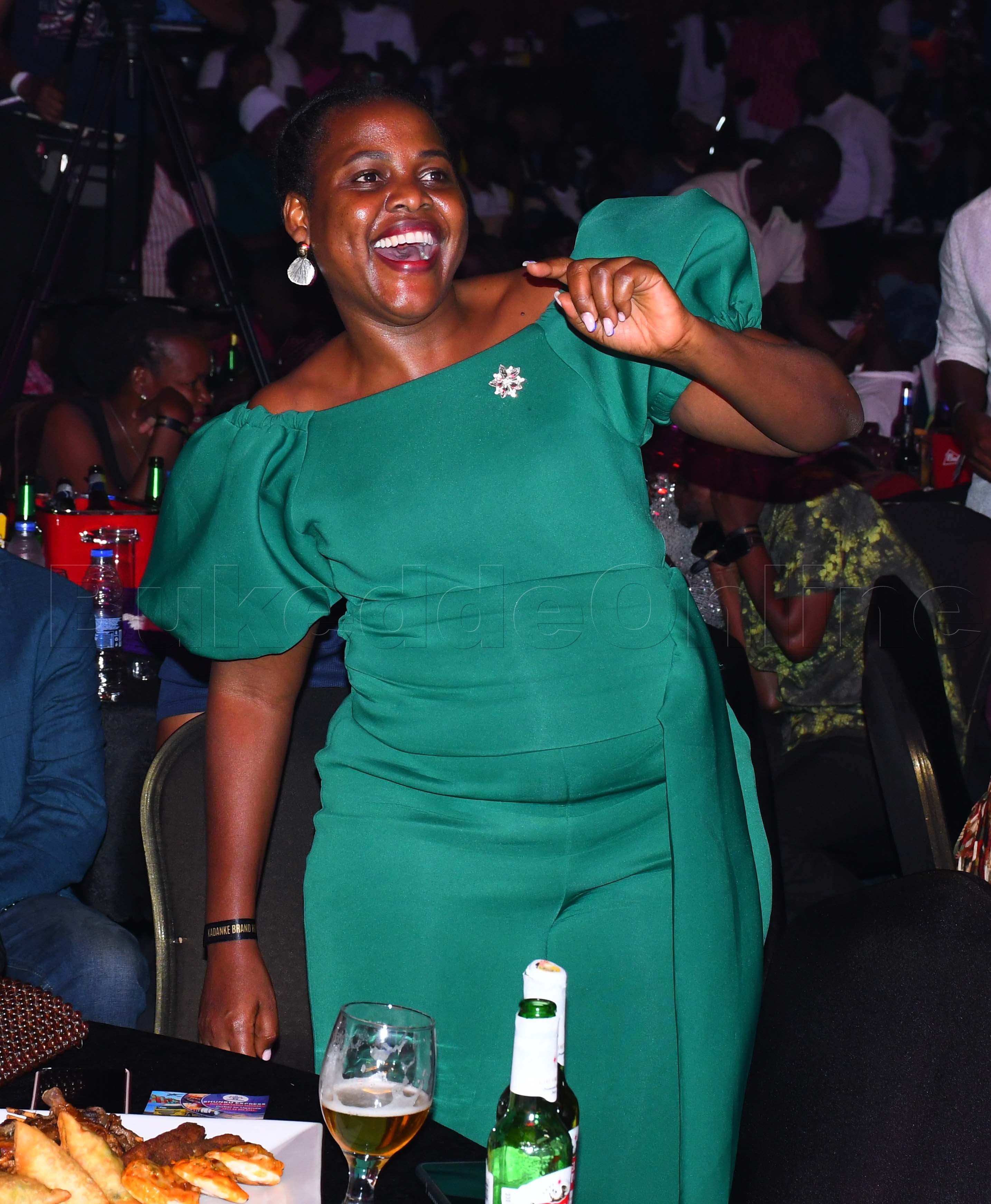 Omukazi Ng'anyumirwa Omuziki Gw'ekikadde