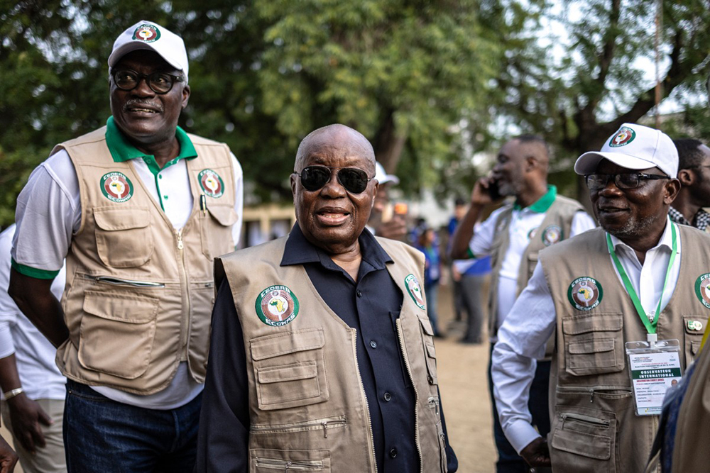 Nana Akufo-Addo (C), former Ghana president and head of the Economic Community of West African States (ECOWAS) election observation mission, arrives at a primary school serving as a polling station in Cotonou, on April 12, 2026 during Benin's presidential election. 