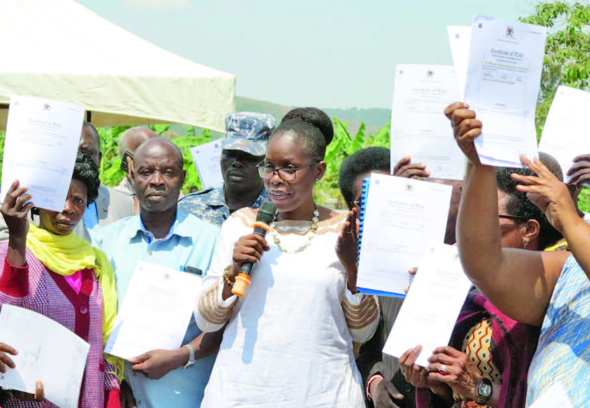 Minisita W'ebyettaka N'amayumba, Judith Nabakooba Ng'akwasa Abatuuze B'e Rwampara Ebyapa.